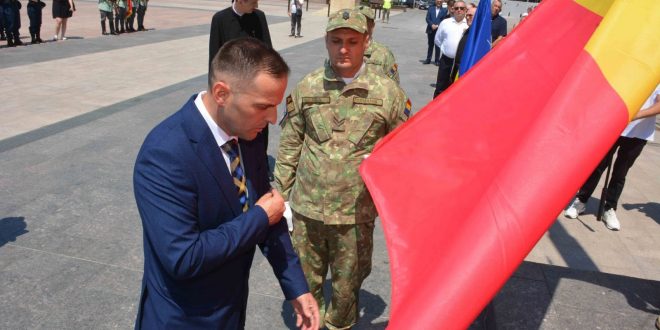 Prefectul Marius Calomfirescu, de Ziua Drapelului National: „Tricolorul ne aduce impreuna, dincolo de diferente”