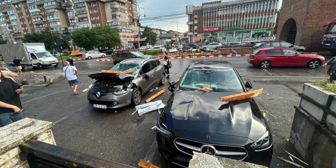 Umar la umar in fata urgiei: Prefectul Marius Calomfirescu si subprefectul Teodor Radoi au gestionat direct din teren efectele furtunii din Targoviste