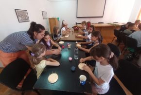 Succes rasunator pentru programul „Vacanta la muzeu” din Targoviste: Copii fascinati de atelierele interactive si mesteșugurile traditionale