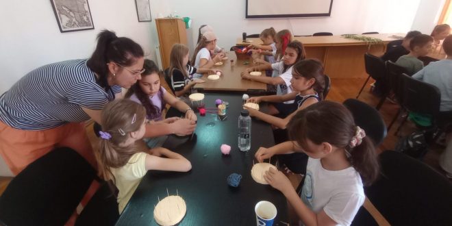 Succes rasunator pentru programul „Vacanta la muzeu” din Targoviste: Copii fascinati de atelierele interactive si mesteșugurile traditionale
