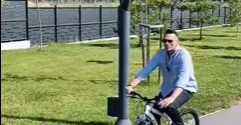 Vizita de lucru pe doua roti: Primarul Daniel Cristian Stan a inspectat parcurile din Targoviste inaintea weekendului