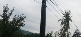 Bataie de joc la tensiune inalta: Comuna Rau Alb, lasata in intuneric la prima pala  de vant de catre operatorul de electricitate