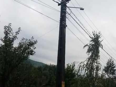 Bataie de joc la tensiune inalta: Comuna Rau Alb, lasata in intuneric la prima pala  de vant de catre operatorul de electricitate